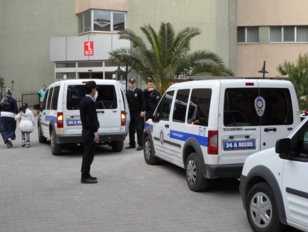 Kavgayı ayırmaya çalışan polis kendini vurdu