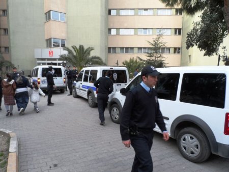 Kavgayı ayırmaya çalışan polis kendini vurdu