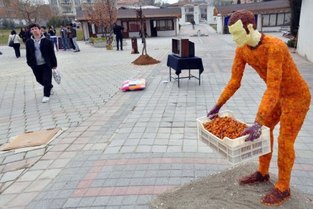 Kavramsal sergiyle yabancılaşmayı anlatıyorlar