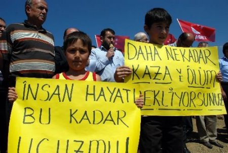 Kavşağı Trafiğe Kapatmak İsteyen Vatandaşlara Polis İzin Vermedi