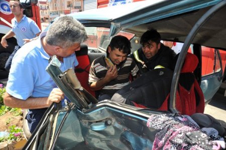 Kavşakta Kural İhlali Yapan Otomobile Başka Otomobil Çarptı: 6 Yaralı