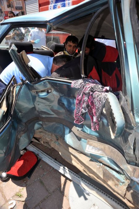 Kavşakta Kural İhlali Yapan Otomobile Başka Otomobil Çarptı: 6 Yaralı