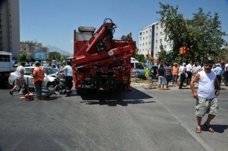 Kavşakta Kural İhlali Yapan Otomobile Başka Otomobil Çarptı: 6 Yaralı