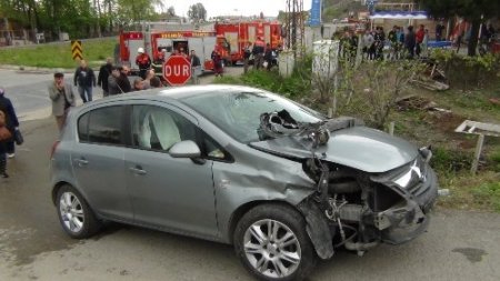 Kavşakta otomobil ve cip çarpıştı: 2 yaralı