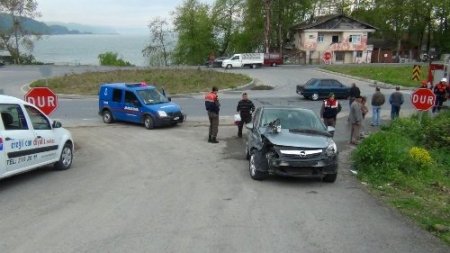 Kavşakta otomobil ve cip çarpıştı: 2 yaralı