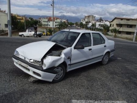 Kavşaktaki Kazada Üç Kişi Yaralandı