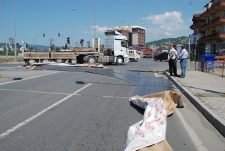 Kavşaktan Dönüş Yapan Tır'ın Yükü Yola Saçıldı
