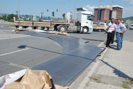 Kavşaktan Dönüş Yapan Tır'ın Yükü Yola Saçıldı