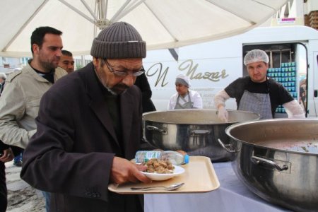 Kavurma dağıtılan bayramlaşma törenine halk yoğun ilgi gösterdi