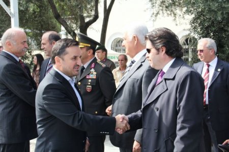 Kavurma dağıtılan bayramlaşma törenine halk yoğun ilgi gösterdi