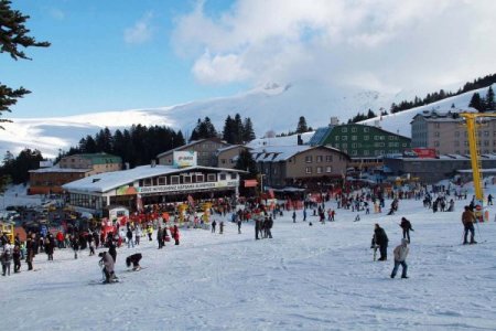 Kayak ve kar tutkunları yılbaşı tatili için Uludağ'a akın etti