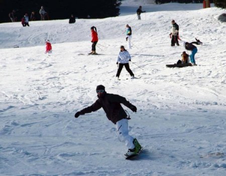 Kayak ve kar tutkunları yılbaşı tatili için Uludağ'a akın etti