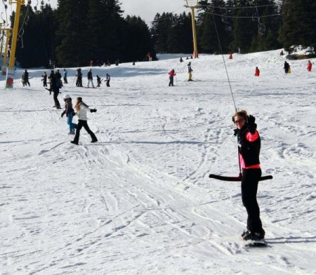 Kayak ve kar tutkunları yılbaşı tatili için Uludağ'a akın etti