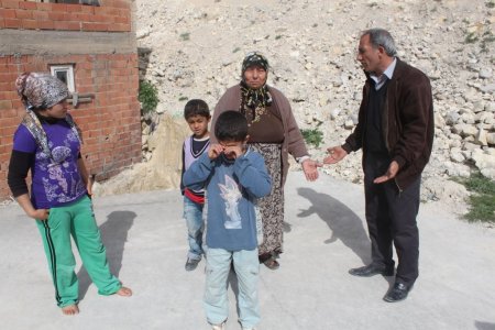 Kayaların düşme korkusu ve pis suyun kokusundan evlerinde oturamıyorlar