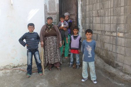 Kayaların düşme korkusu ve pis suyun kokusundan evlerinde oturamıyorlar