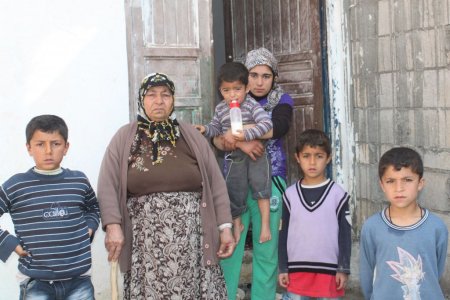 Kayaların düşme korkusu ve pis suyun kokusundan evlerinde oturamıyorlar