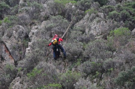 Kayalıklarda mahsur kalan oğlağa film gibi operasyon