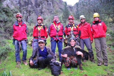 Kayalıklarda mahsur kalan oğlağa film gibi operasyon