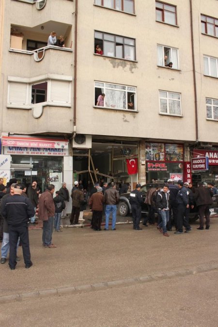 Kayan Otomobil Kahvehaneye Girdi: 4 Yaralı
