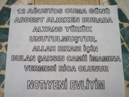 Kaybettiği Evlilik Yüzüğünü El İlanıyla Arıyor