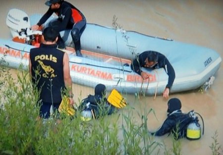 Kaybolan genci Ceyhan Nehri'nde arama çalışmaları sürüyor