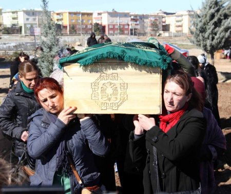 Kayınbabasının öldürdüğü genç kadını kadınlar toprağa verdi