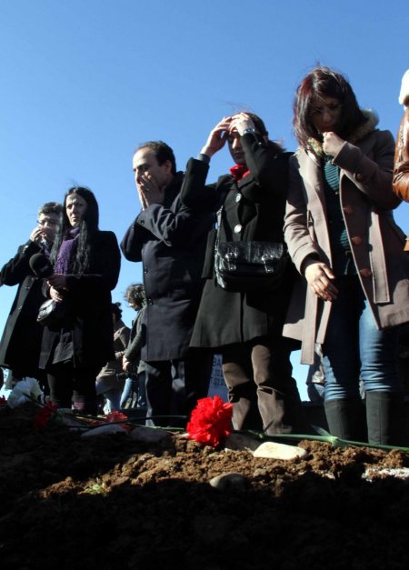 Kayınbabasının öldürdüğü genç kadını kadınlar toprağa verdi