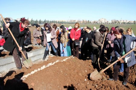 Kayınbabasının öldürdüğü genç kadını kadınlar toprağa verdi