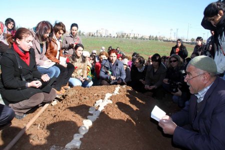 Kayınbabasının öldürdüğü genç kadını kadınlar toprağa verdi