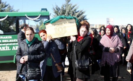 Kayınbabasının öldürdüğü genç kadını kadınlar toprağa verdi