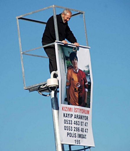 Kayıp kızının bulunması için mobese direğine çıktı