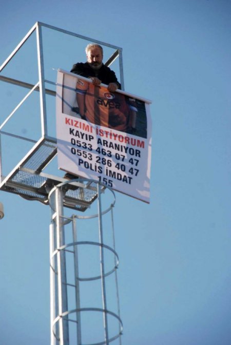 Kayıp kızının bulunması için mobese direğine çıktı
