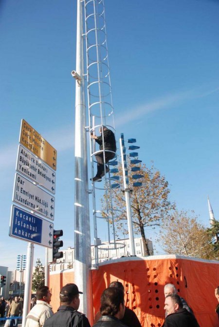 Kayıp kızının bulunması için mobese direğine çıktı