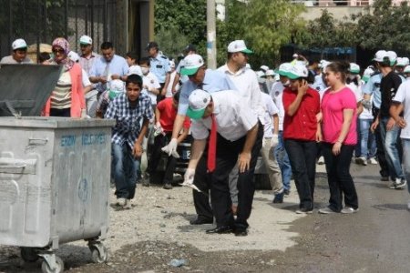 Kaymakam, belediye başkanı, emniyet ve milli eğitim müdürü çevre temizliği yaptı