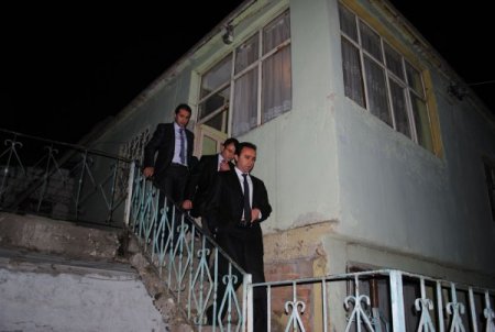 Kaymakam, evlerinde ziyaret ettiği vatandaşların sorunlarını dinliyor