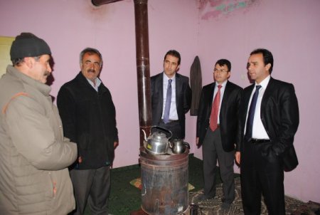 Kaymakam, evlerinde ziyaret ettiği vatandaşların sorunlarını dinliyor