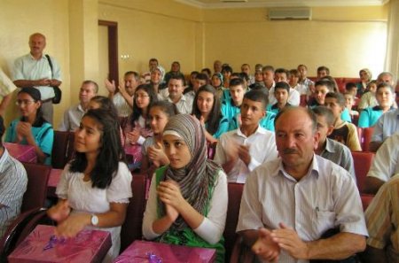 Kaymakam, Fen Lisesini Kazanan Öğrencileri Dizüstü Bilgisayarla Ödüllendirdi