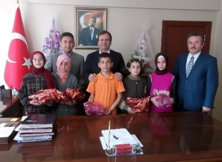 Kaymakam, kitap sınavında dereceye girenleri ödüllendirdi