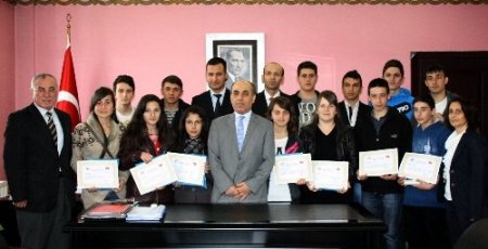 Kaymakam Aktaş, robot yarışmasında birinci olan öğrencileri ödüllendirdi