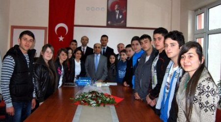 Kaymakam Aktaş, robot yarışmasında birinci olan öğrencileri ödüllendirdi