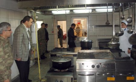 Kaymakam Bingöl, jandarma karakolunu ziyafet etti