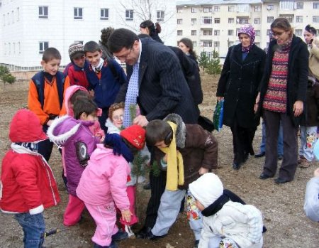 Kaymakam Esmer Anaokulu Öğrencileri İle Ağaç Dikti