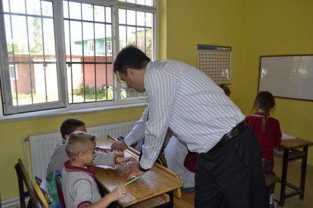 Kaymakam Malğaç, minik öğrencilere diş fırçası ve macun dağıttı