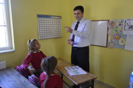 Kaymakam Malğaç, minik öğrencilere diş fırçası ve macun dağıttı
