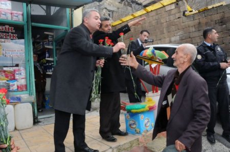 Kaymakam Turan, mahalleleri gezerek kırmızı gül dağıttı