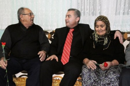 Kaymakam Turan, mahalleleri gezerek kırmızı gül dağıttı