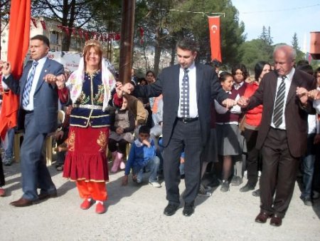 Kaymakam Ve Bdp İlçe Başkanı Birlikte Halay Çekti
