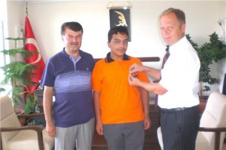 Kaymakam Yılmaz, Sbs Birincisini Altınla Ödüllendirdi