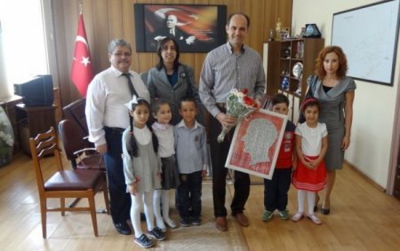 Kaymakama Zeytin Çekirdeğinden Atatürk Portresi Hediye Ettiler