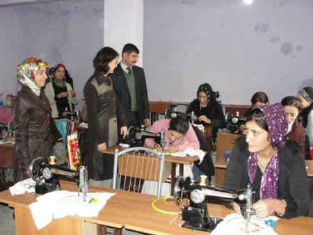 Kaymakamın Eşi, Köylerde Açılan Mesleki Kursları Ziyaret Etti